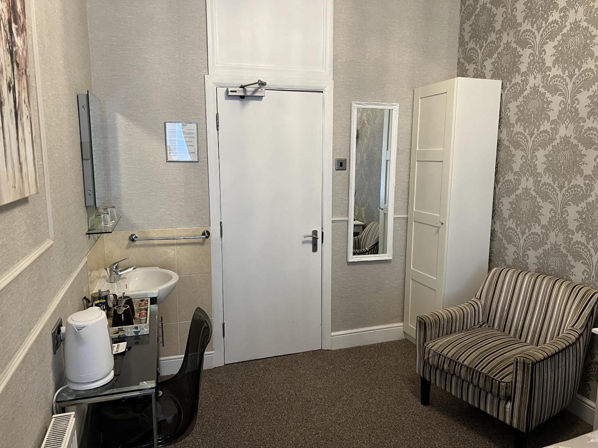 Tanes Hotel Cardiff Szoba fotó