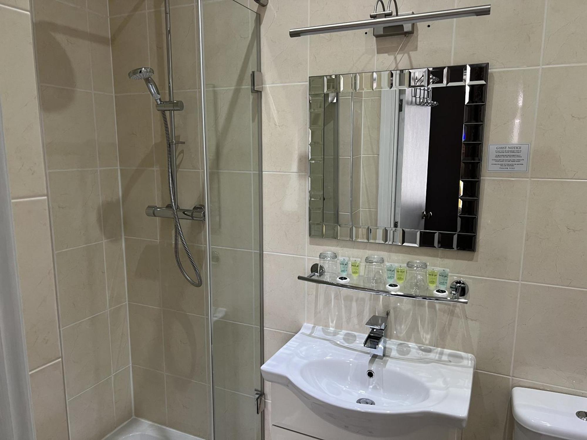 Tanes Hotel Cardiff Szoba fotó