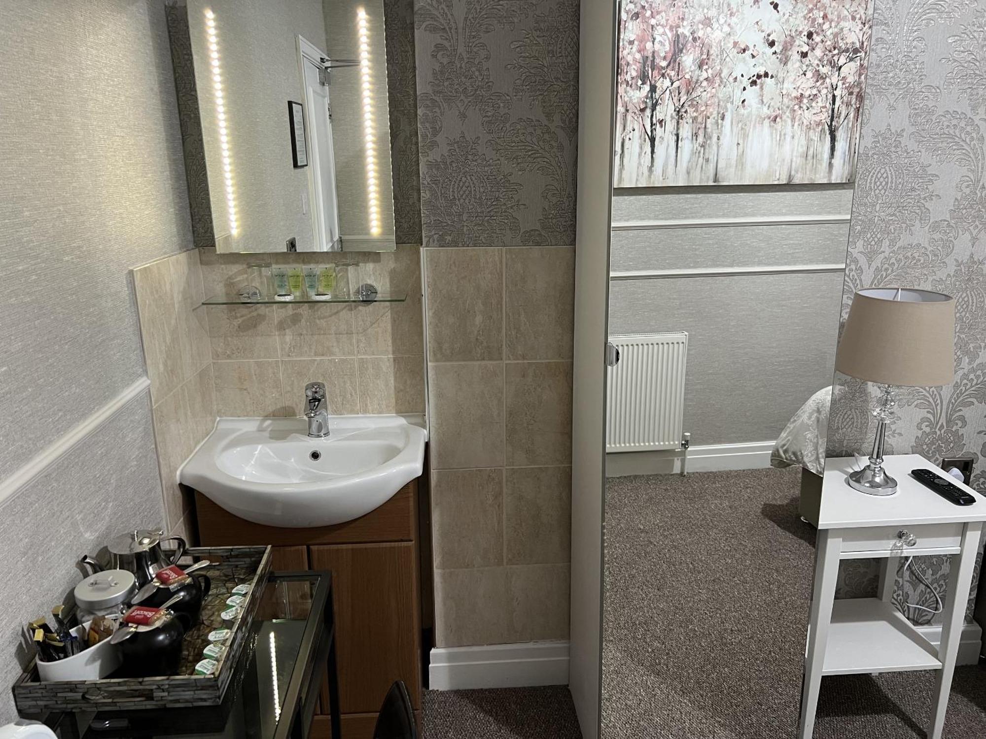 Tanes Hotel Cardiff Szoba fotó