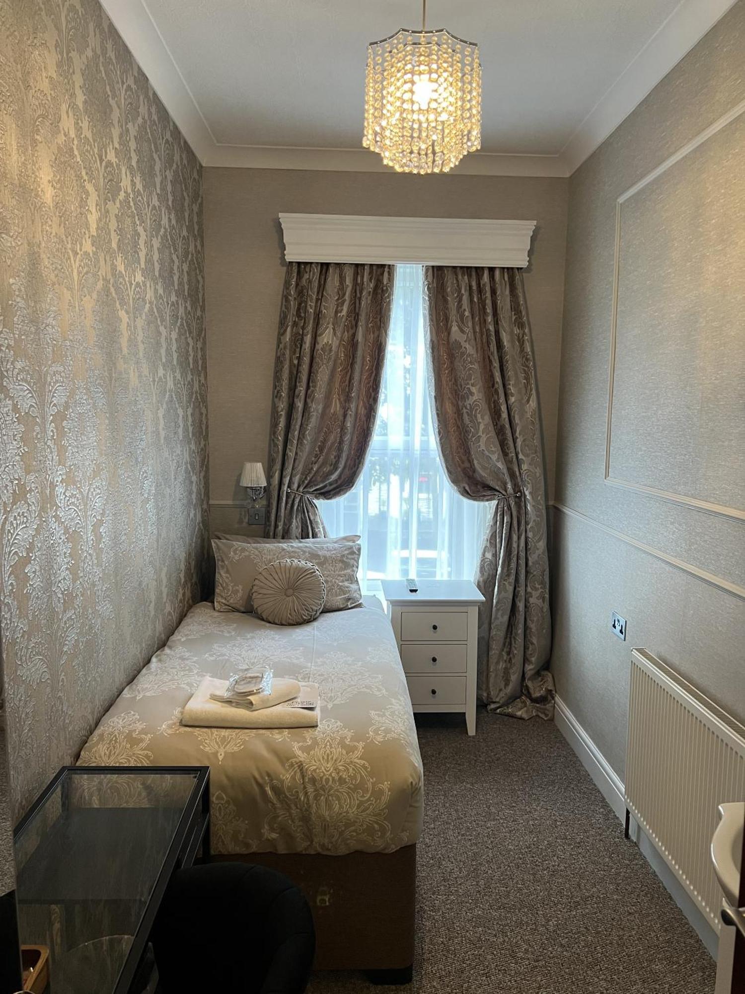 Tanes Hotel Cardiff Szoba fotó
